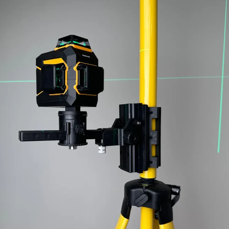 Laser budowlany z tyczką i statywem DKLL12PQ1+DKTYC02BN+DKTYC03-STY to zestaw dla profesjonalnych ekip budowlanych