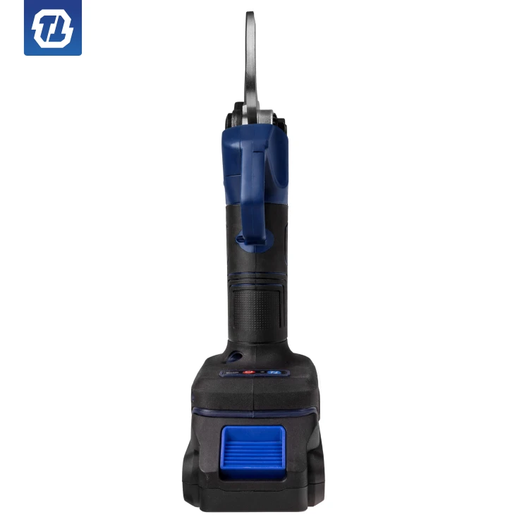 sekator ogrodowy akumulatorowy w pracy przy krzewach