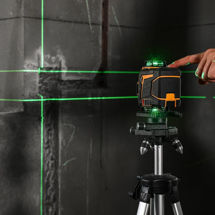 poziomica laserowa 4D przy wyznaczaniu poziomów na ścianie