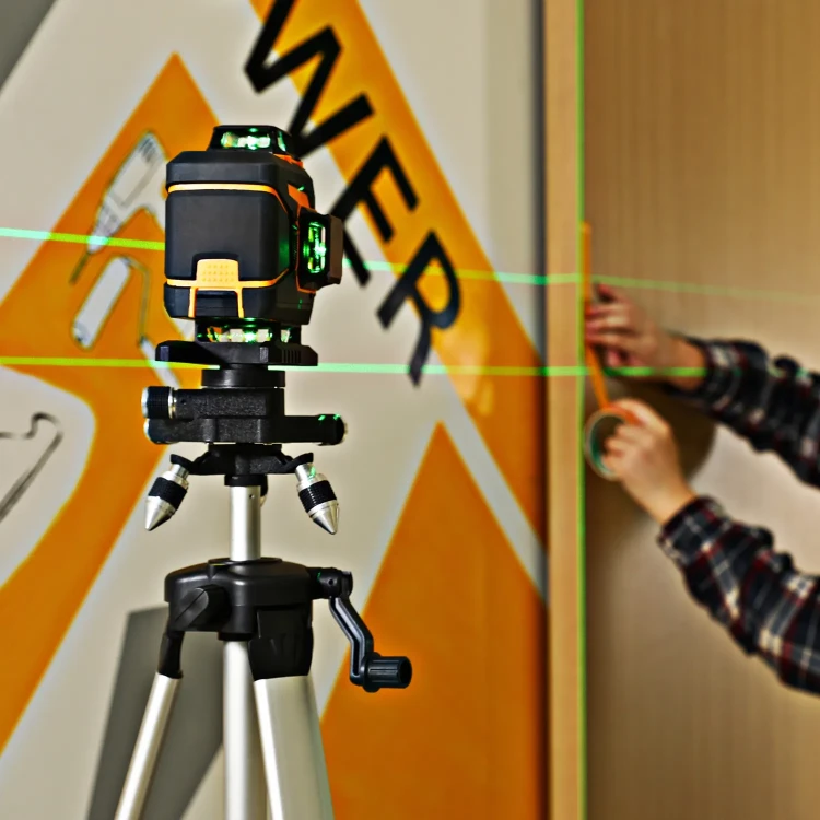 poziomica laserowa do kontroli pionu przy płytkach wielkoformatowych
