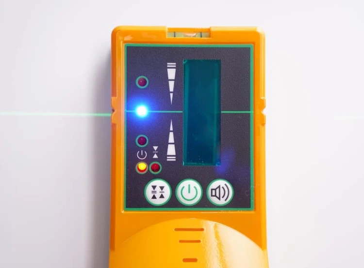 detektor lasera zielonego DKDET01 wykrywający wiązkę lasera na ścianie