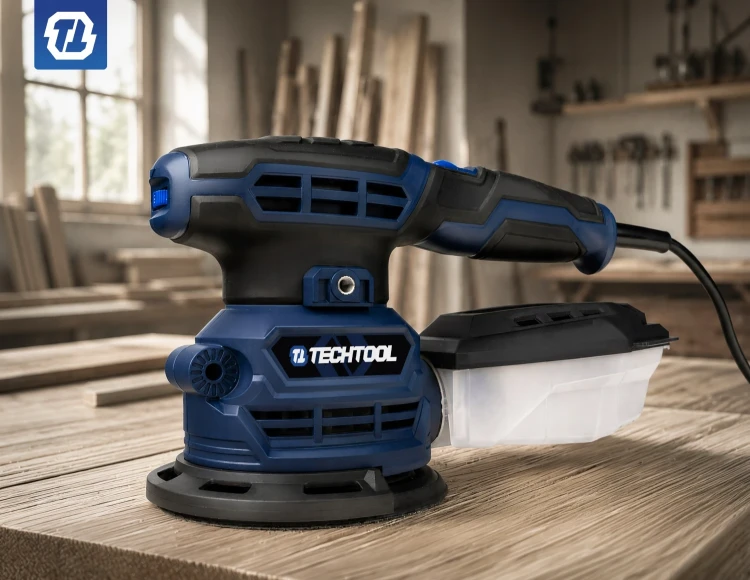 Szlifierka mimośrodowa do drewna TTOS01 Techtool na stanowisku w warsztacie stolarskim