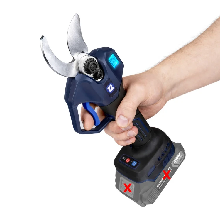 montaż akumulatora 20V w sekatorze elektrycznym TECHTOOL TTPS01