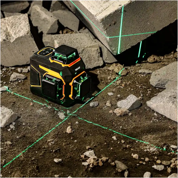 laser krzyżowy 3D DKLL12PQ1 wyznaczający zielone linie na nierównym podłożu