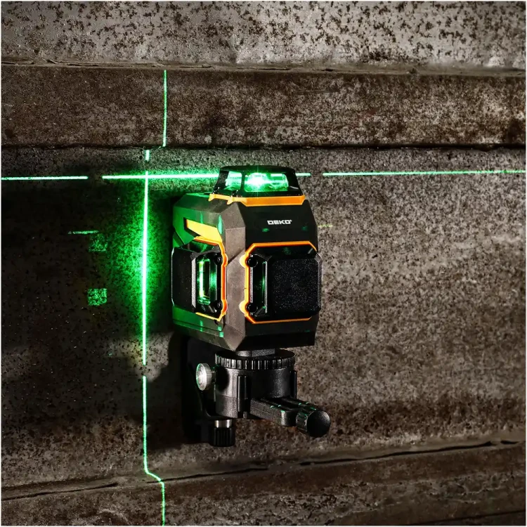 laser krzyżowy DKLL12PQ1 na statywie podczas prac wykończeniowych