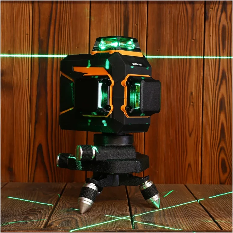 laser 3D DKLL12PQ1 DEKO z zielonymi liniami widocznymi na podłodze