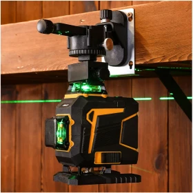 Laser krzyżowy 4D 16 linii ustawiony na podstawie montażowej