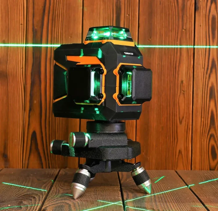laser krzyżowy na podstawie obrotowej MINITRI01 DEKO podczas pracy