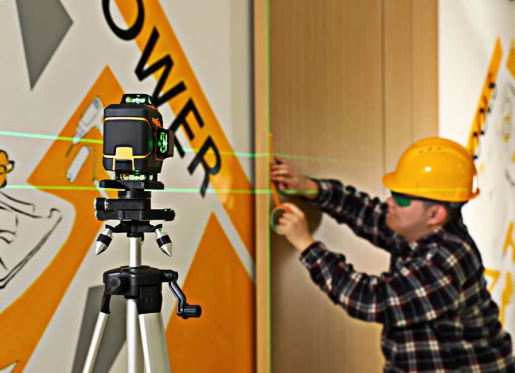 laser na mini tripodzie MINITRI01 DEKO przy pracach wykończeniowych
